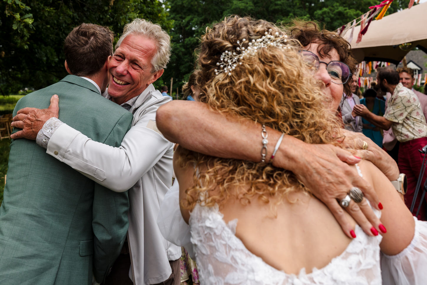 ouders feliciteren bruidspaar