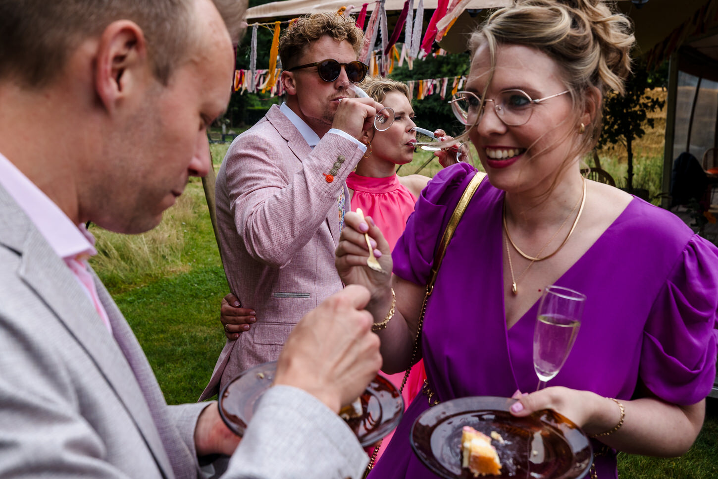 borrelende bruiloftsgasten