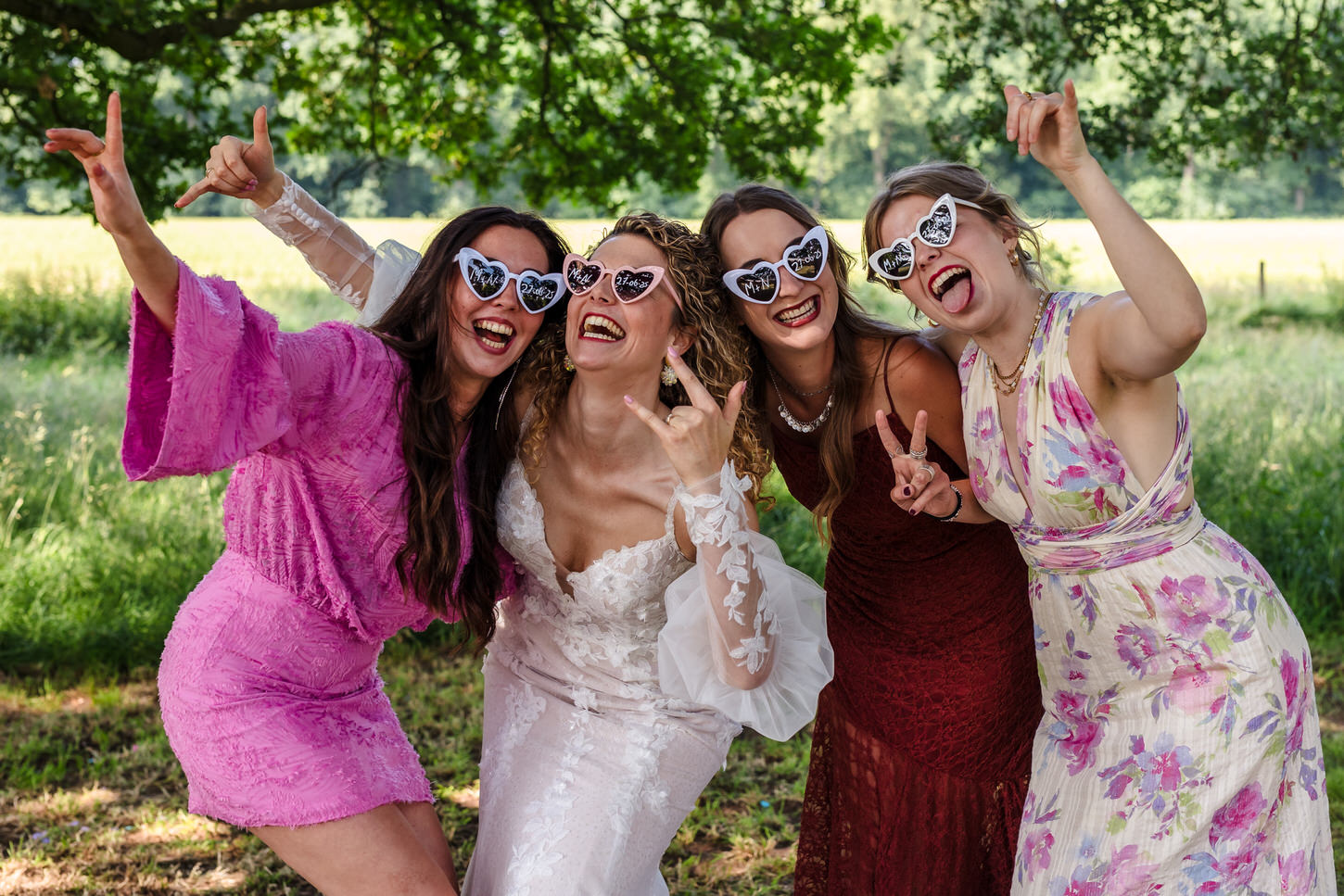 grappige groepsfoto van bruid met vriendinnen