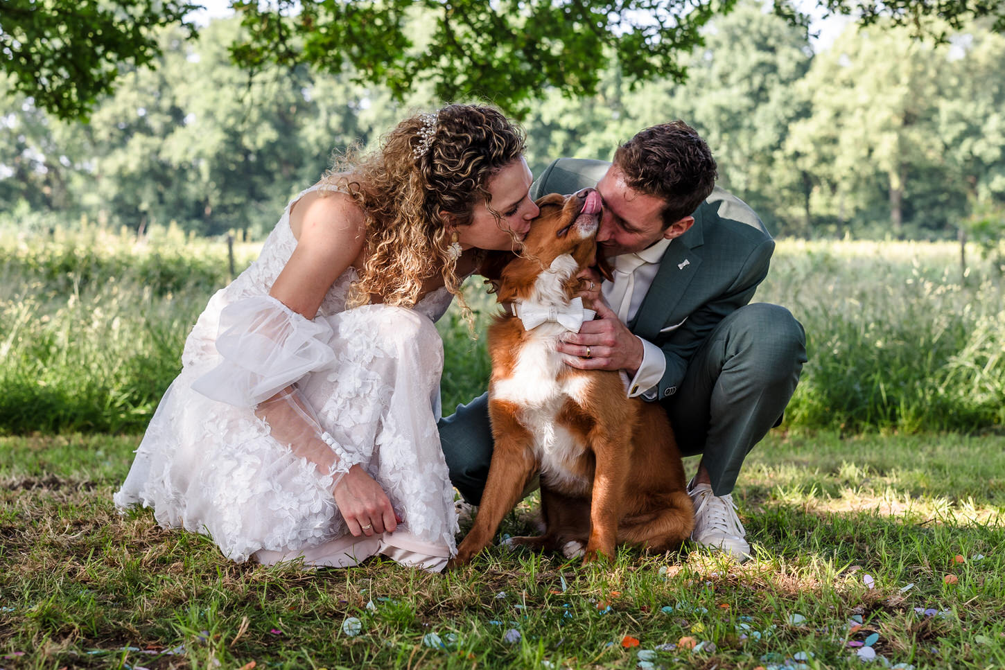 bruidspaar knuffelt met hun hond