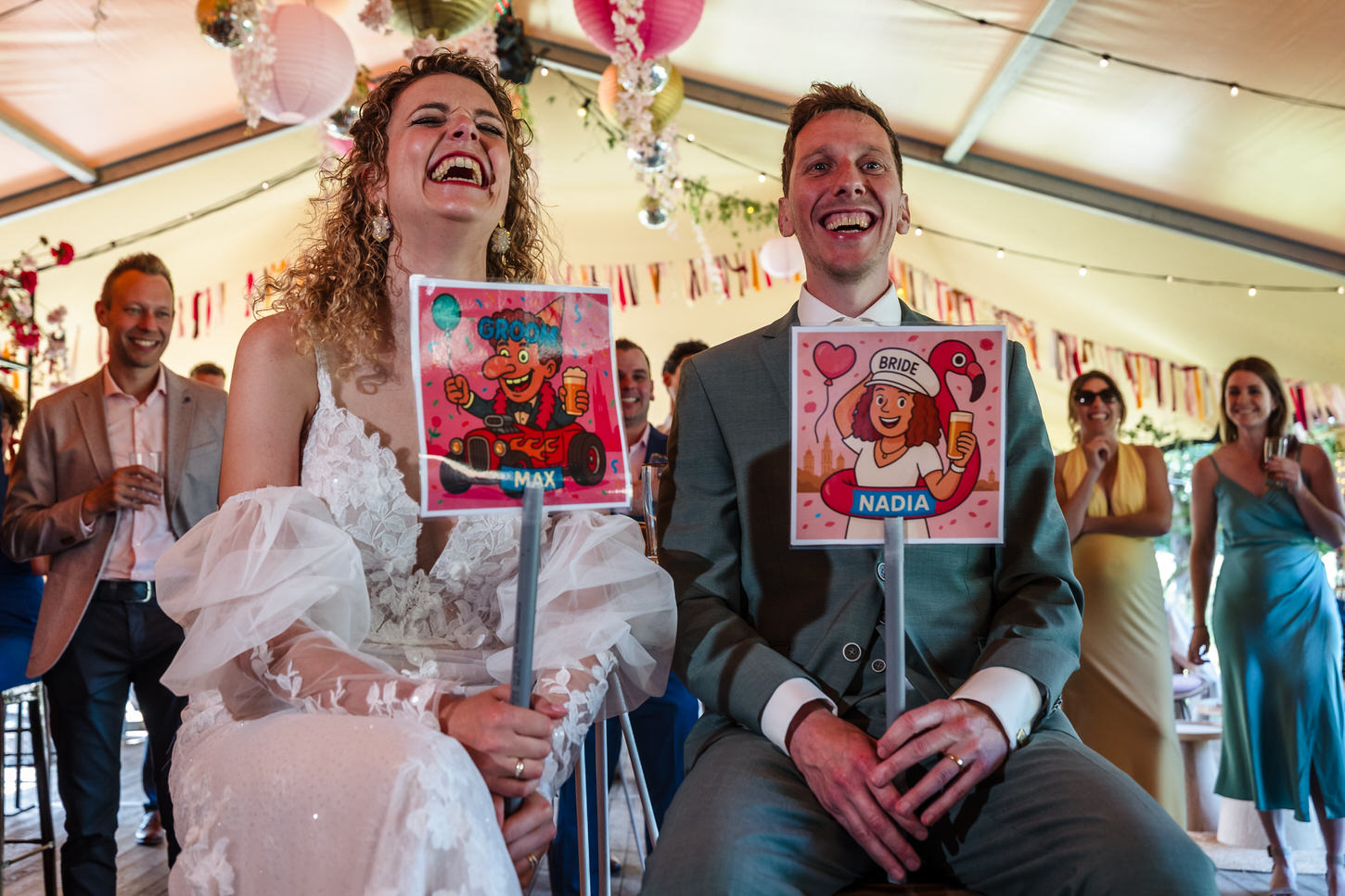 bruidspaar doet een spelletje tijdens de borrel in een tent
