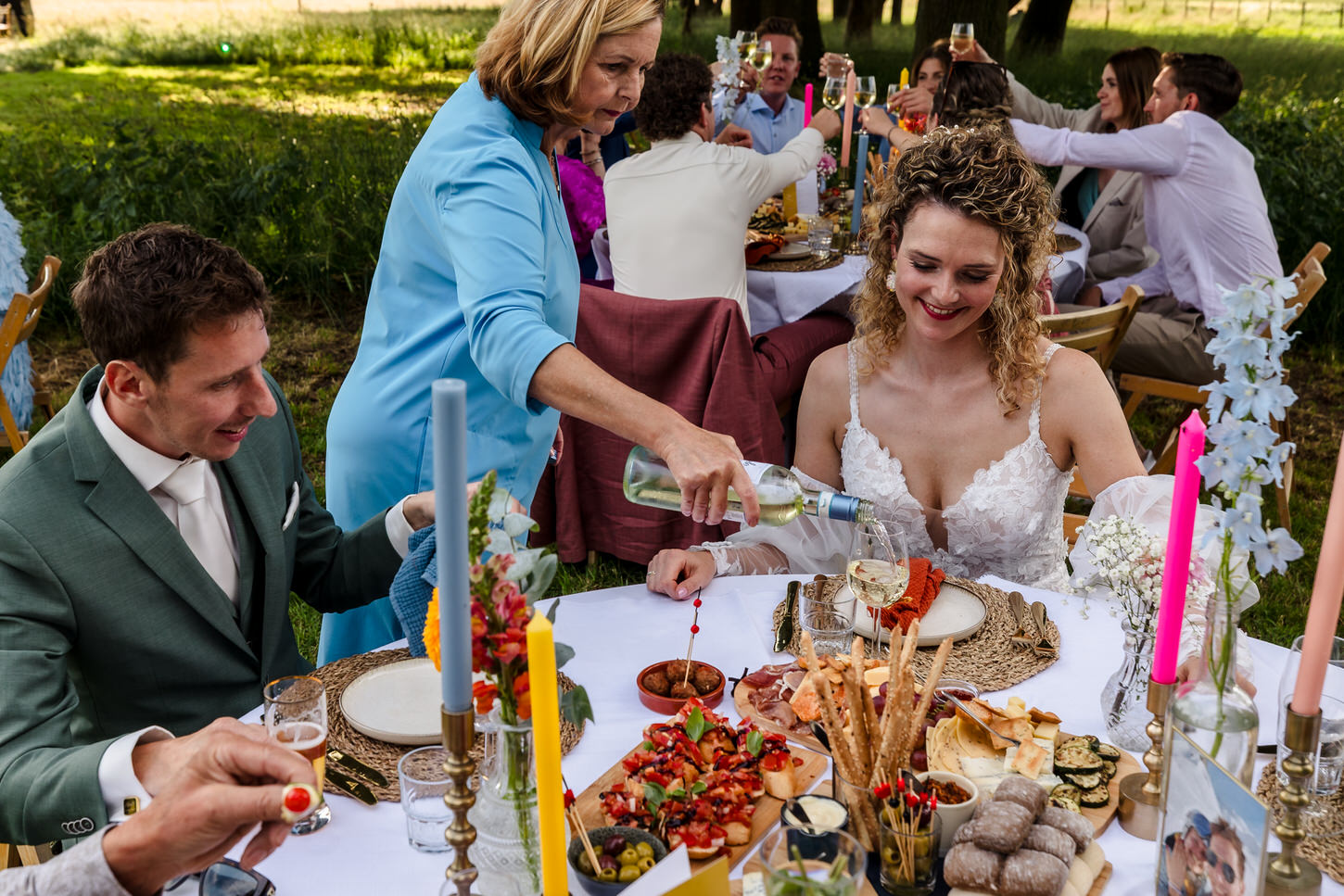 bruidspaar aan tafel voor het diner