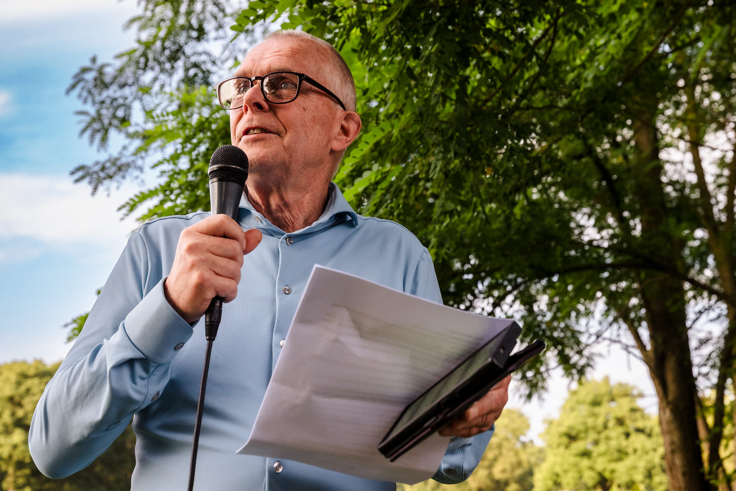 speechende vader tijdens een buitenbruiloft in afferden