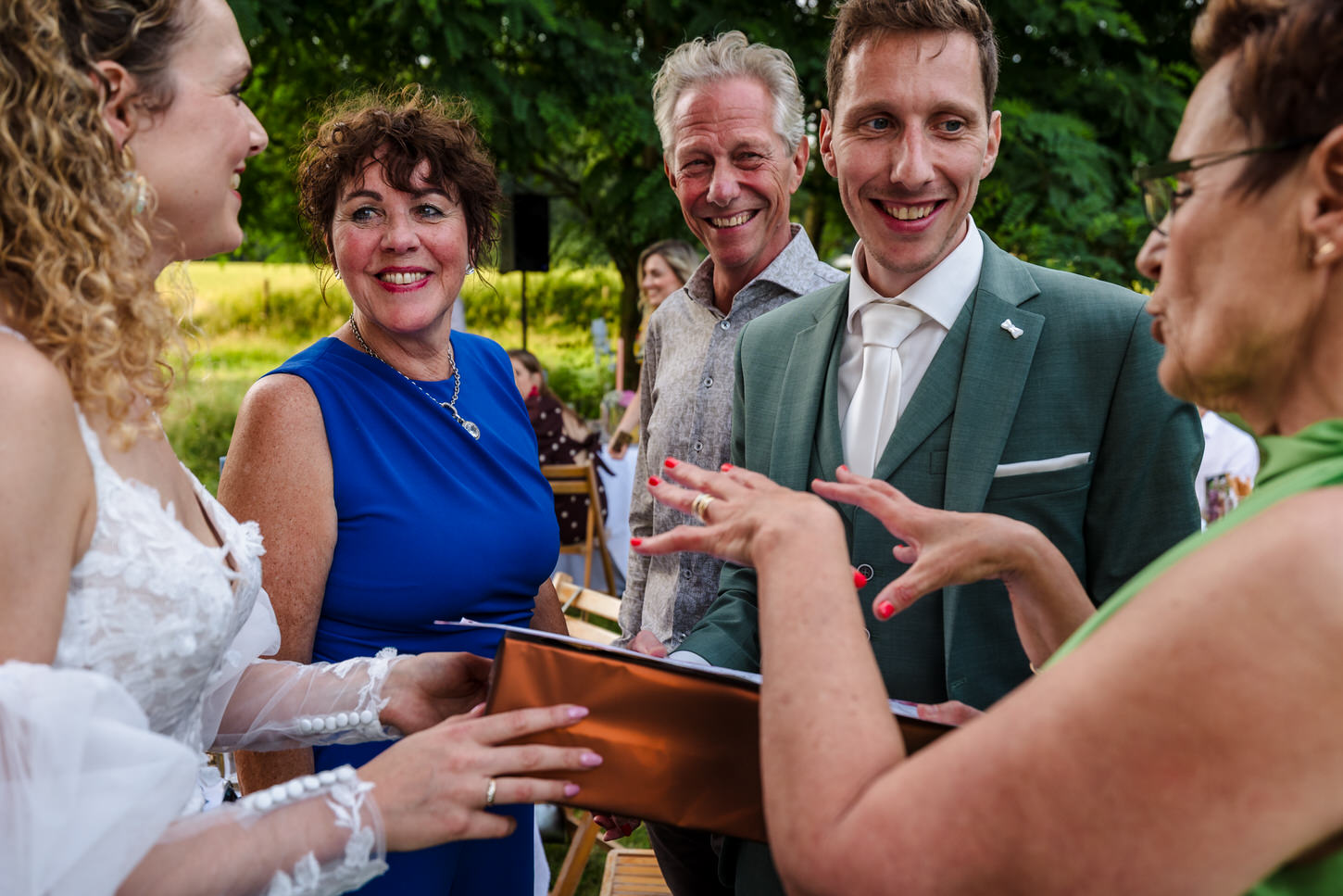 bruidspaar met familie in de avondzon