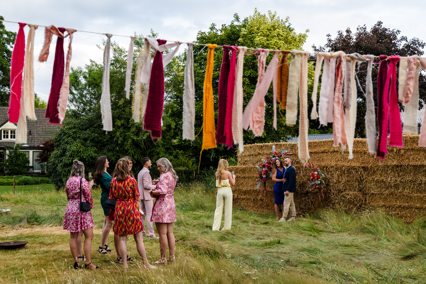 bruiloftsgasten maken foto's van elkaar