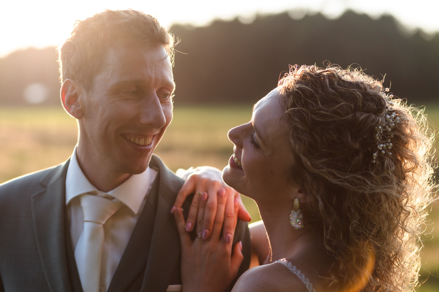 bruidspaar in het avondzonnetje