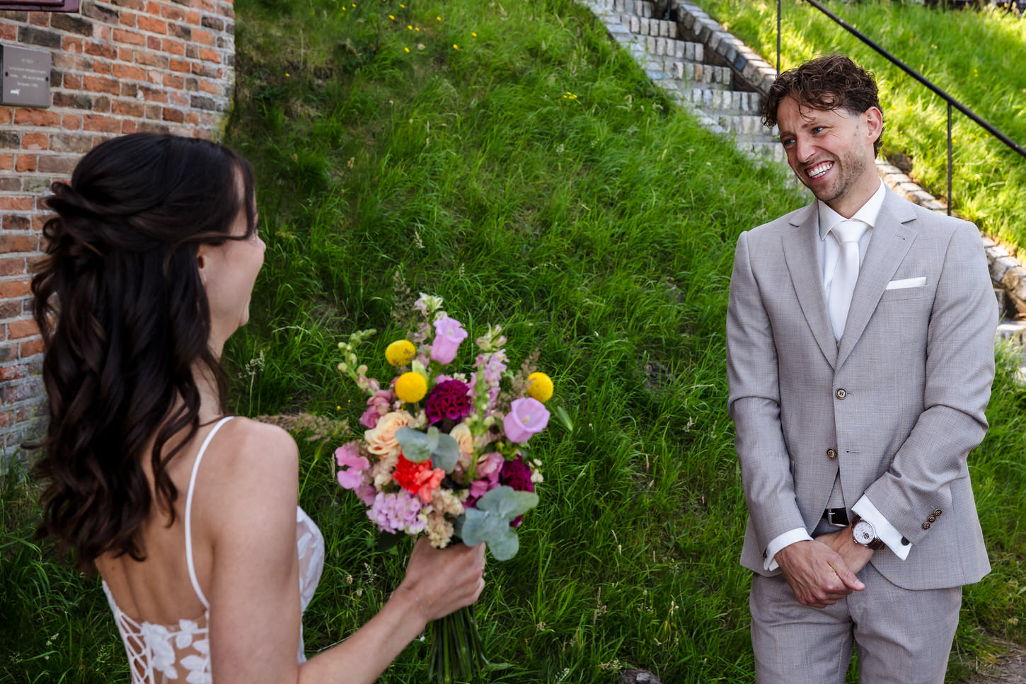 first look van bruid en bruidegom