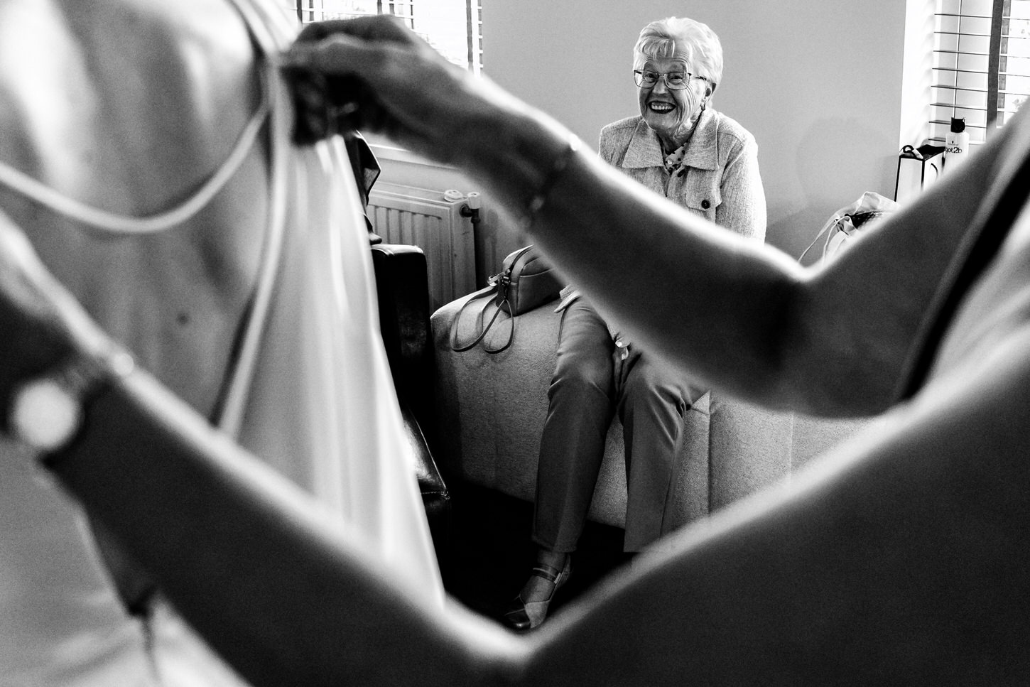 getting ready van de bruid samen met een lachende oma