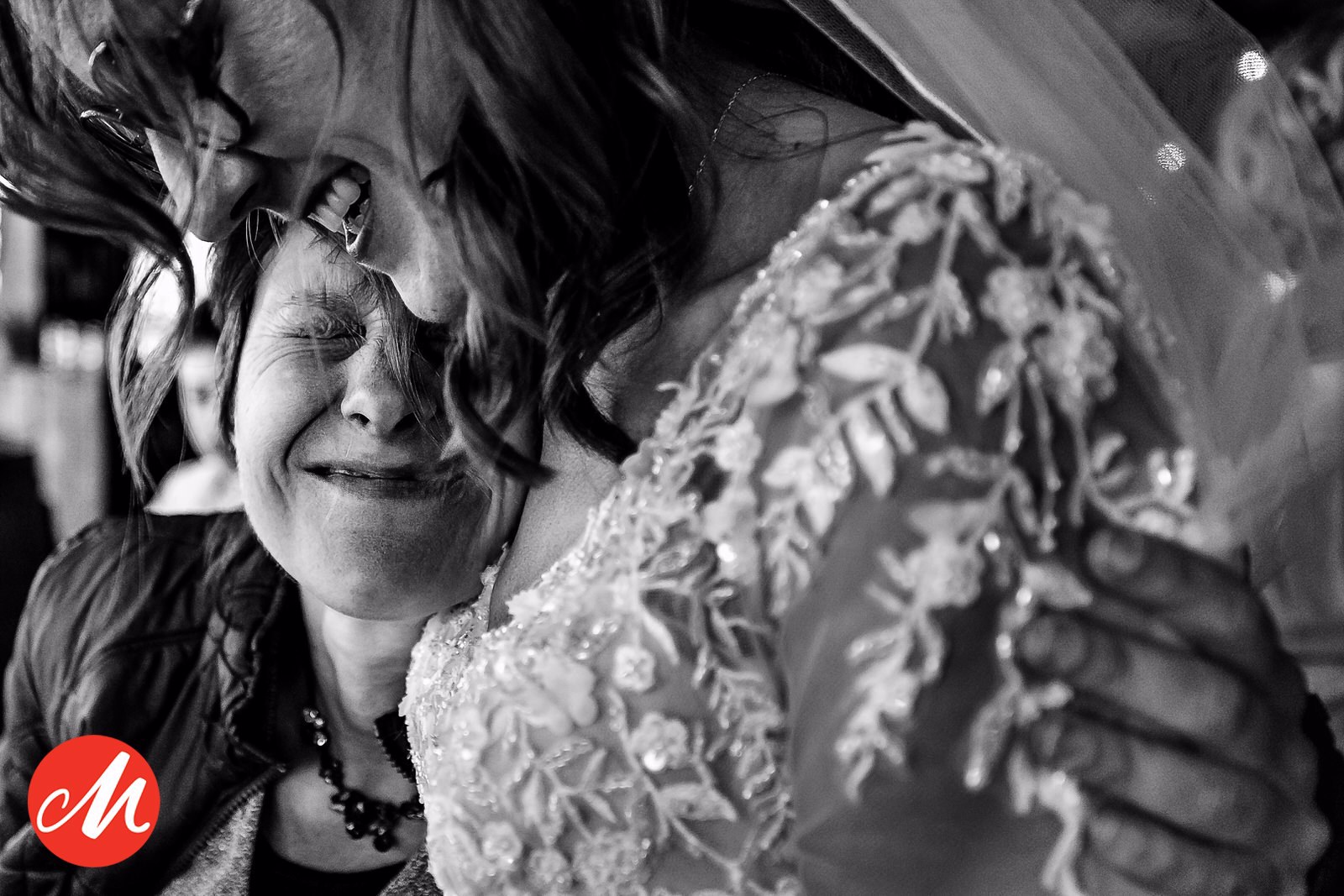 award winning foto bij de masters of wedding photography van een knuffelende bruid en gast bij trouwlocatie de mof in leusden