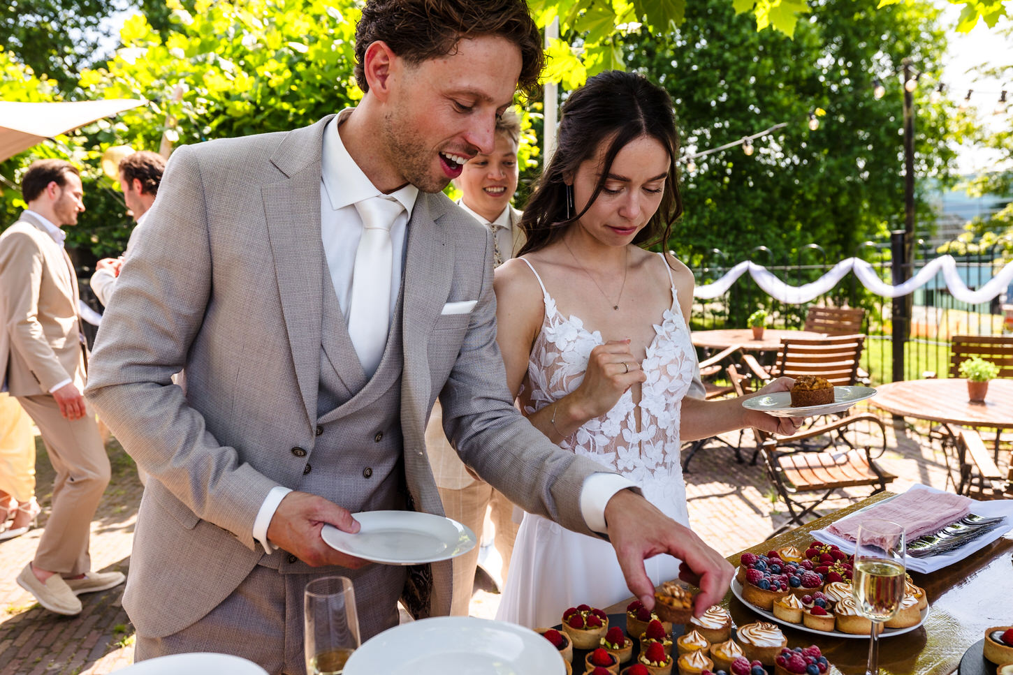bruidspaar tijdens borrel bij trouwlocatie belvedere in nijmegen