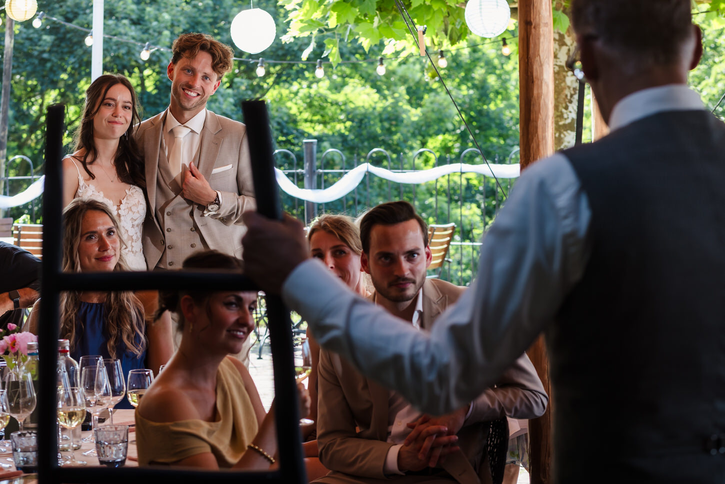 bruidspaar tijdens borrel bij trouwlocatie belvedere in nijmegen