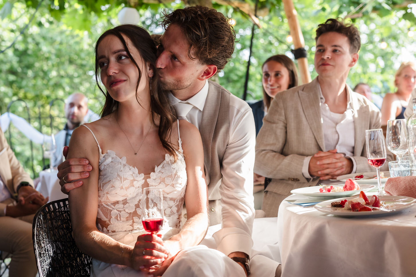 bruidspaar tijdens borrel bij trouwlocatie belvedere in nijmegen
