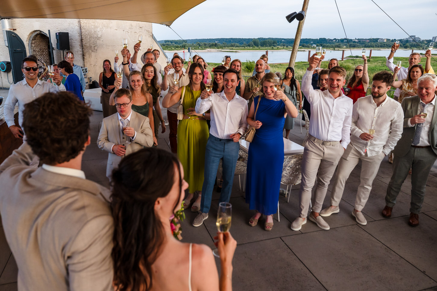 aankomst bruidspaar bij trouwlocatie fort lent