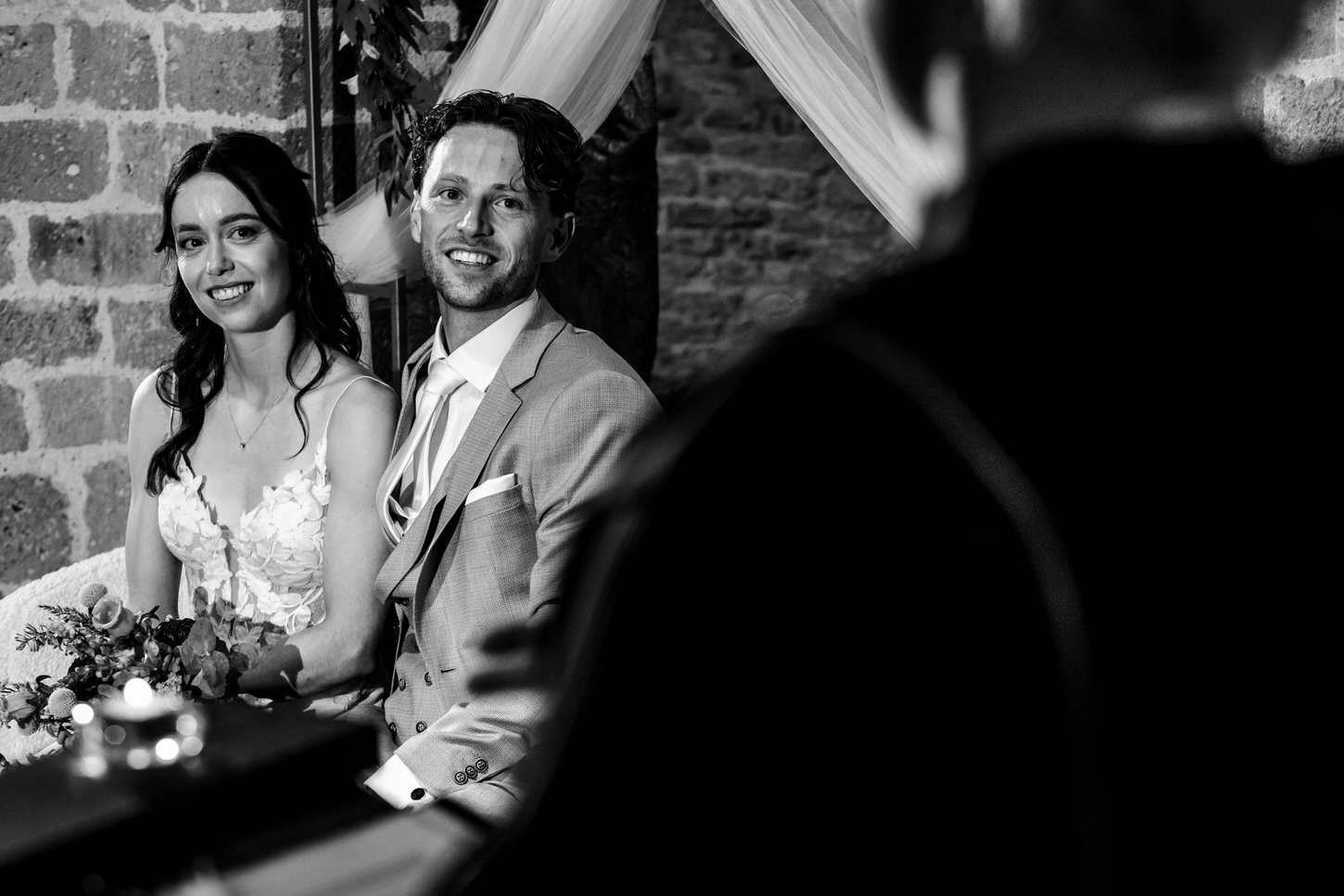 bruid en bruidegom tijdens de ceremonie in de valkhofkapel in nijmegen