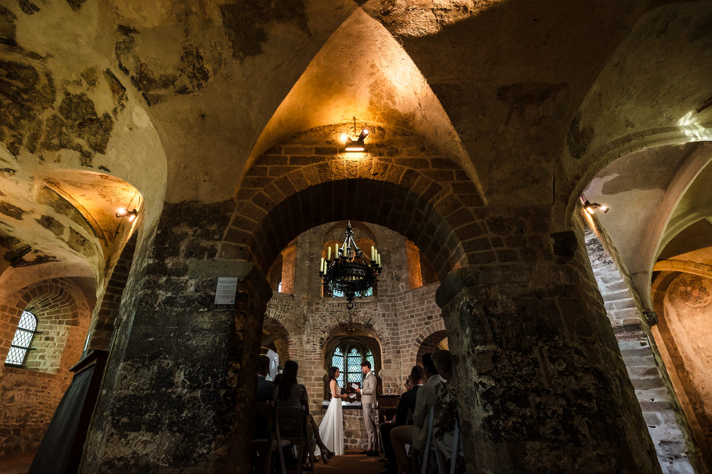 overzicht van een ceremonie in de valkhofkapel