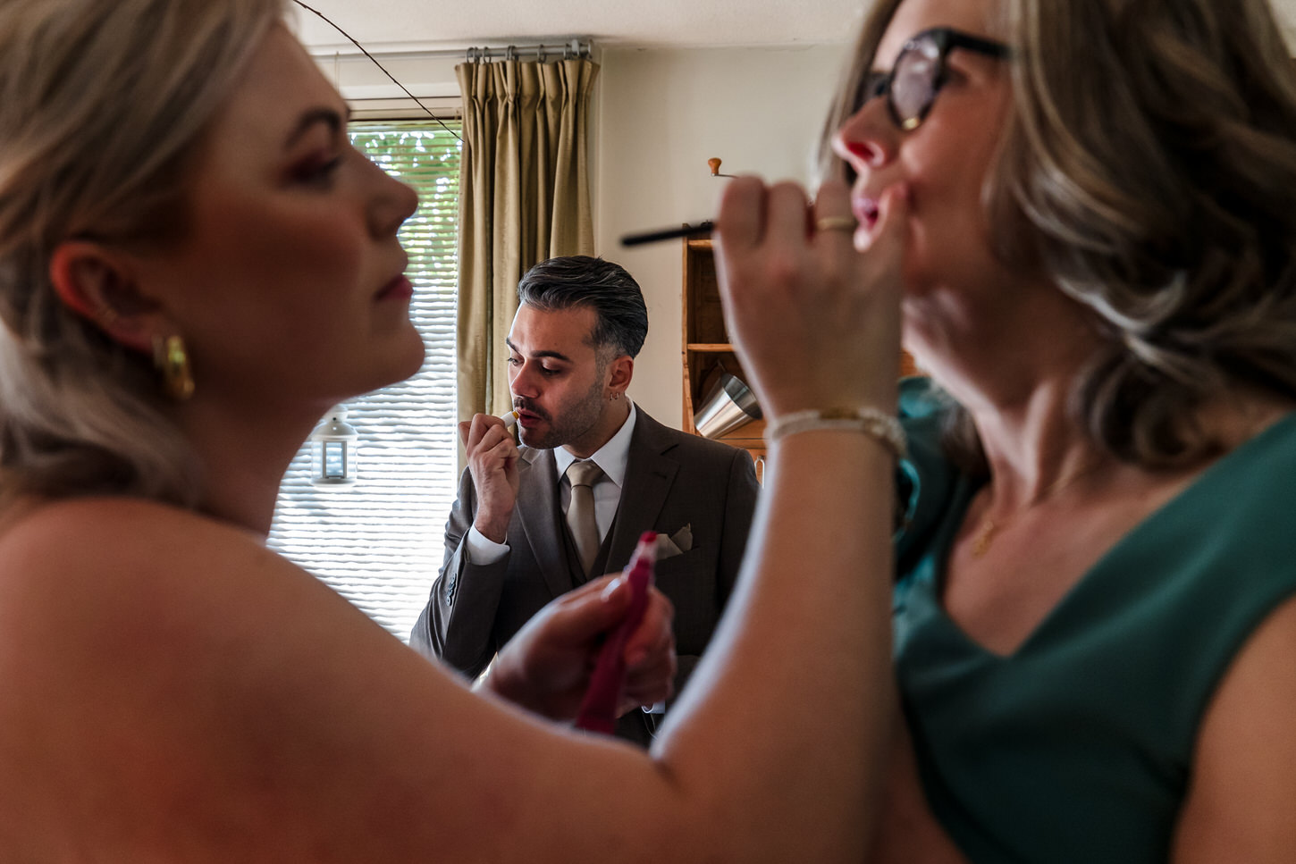 voorbereidingen van de bruidegom in de ochtend