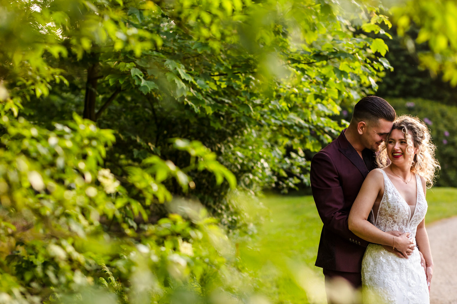 bruidspaar bij zonsondergang in de tuin van kasteel engelenburg in brummen