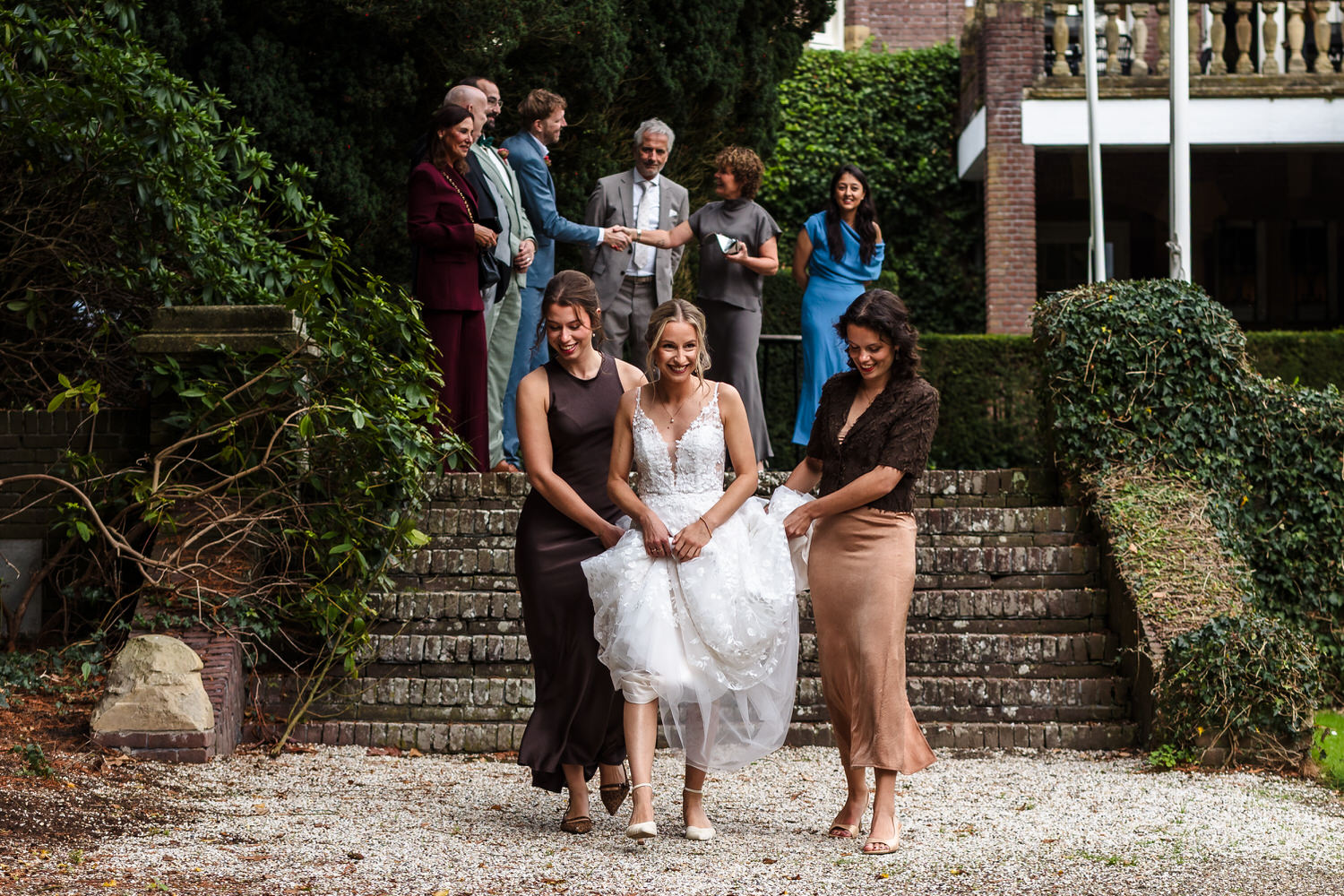 bruid loopt de trappen van kasteel de hooge vuursche af