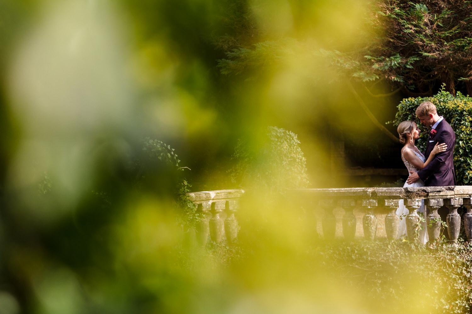 bruidspaar in de tuin van kasteel de hooge vuursche in baarn