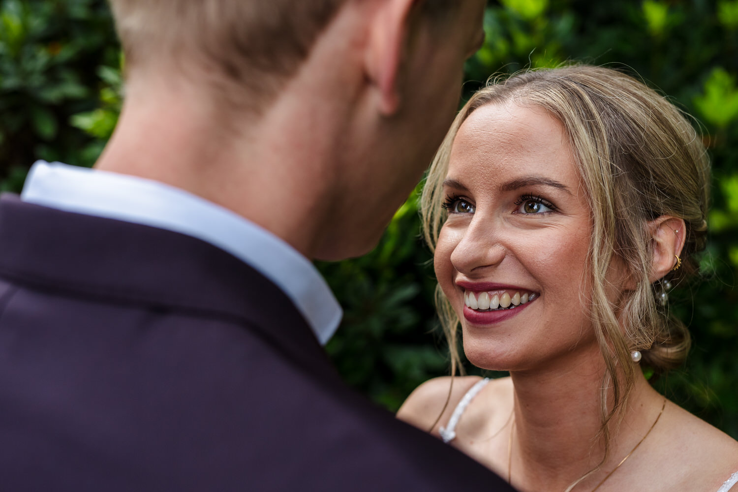 bruidspaar kijkt elkaar aan