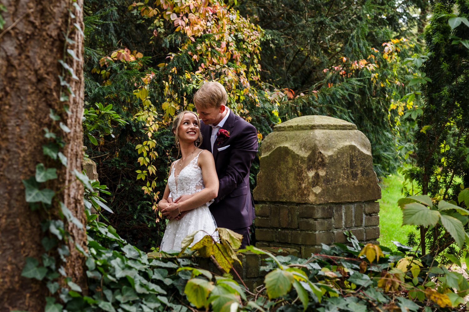 fotoshoot met bruidspaar in de tuin van kasteel de hooge vuursche