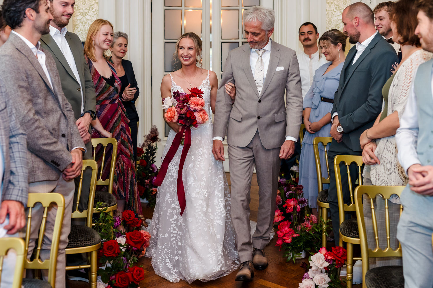 bruid loopt met vader de ceremoniezaal van kasteel de hooge vuursche binnen