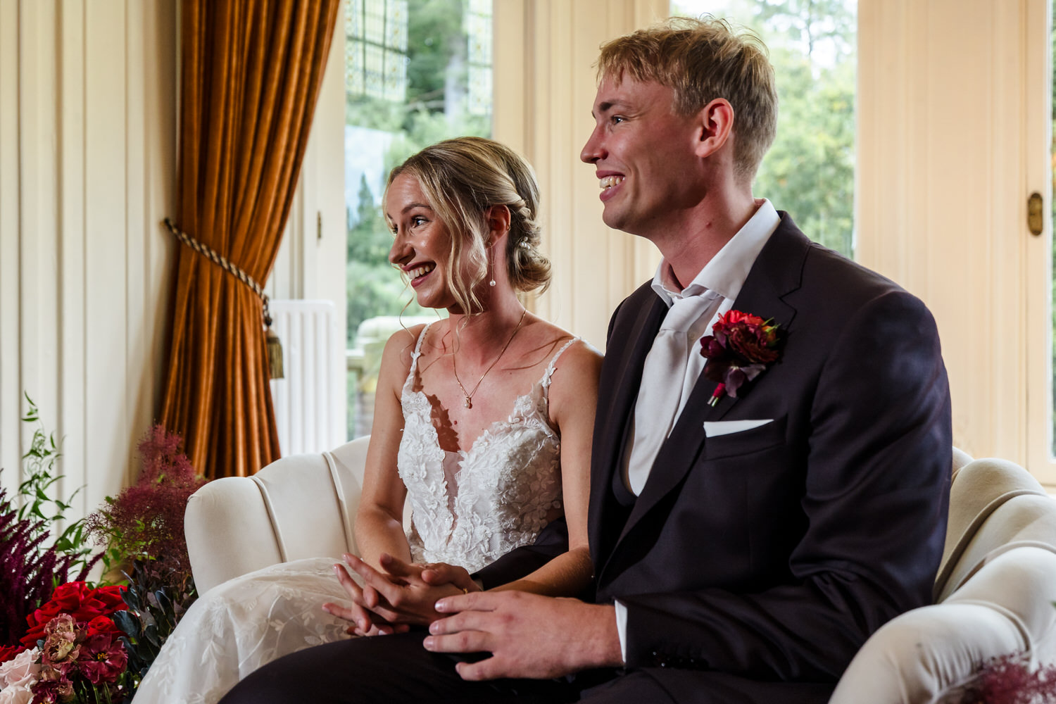 bruidspaar in ceremoniezaal van kasteel de hooge vuursche