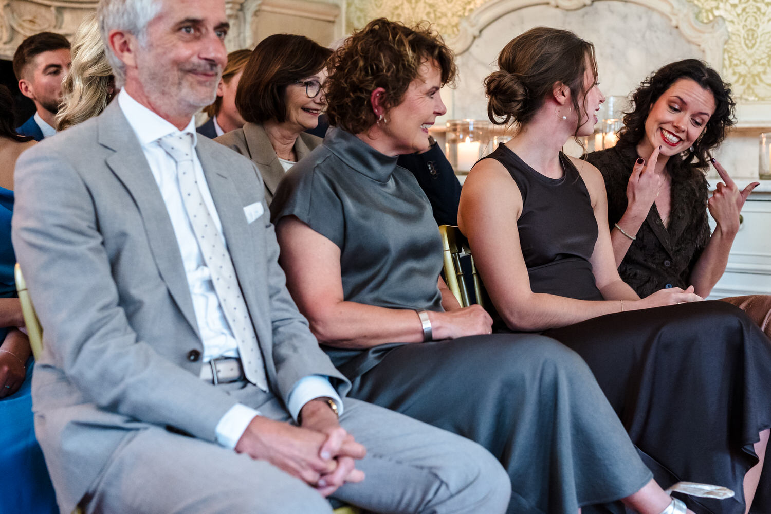 lachende bruiloftsgasten tijdens trouwceremonie