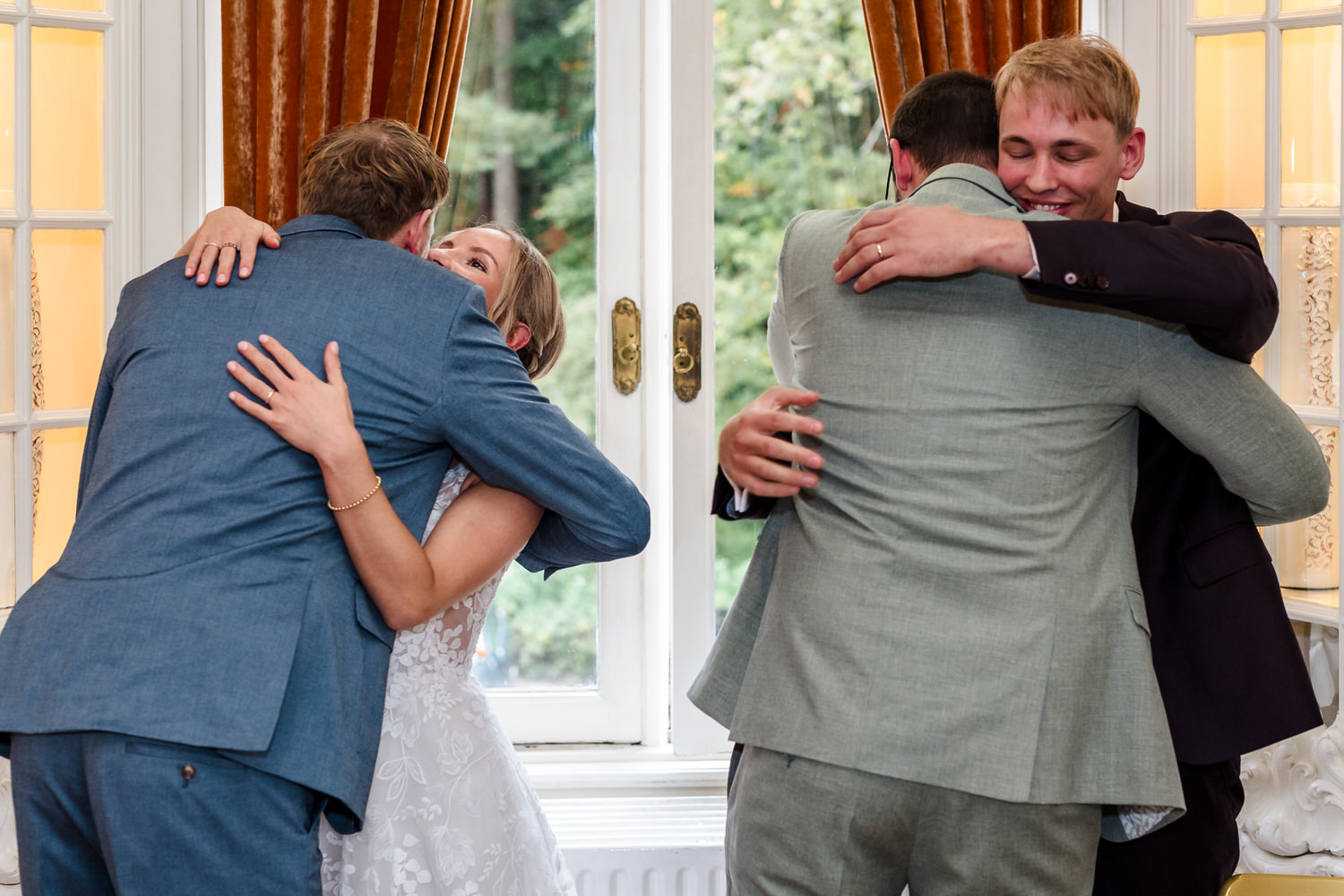 bruidspaar wordt gefeliciteerd