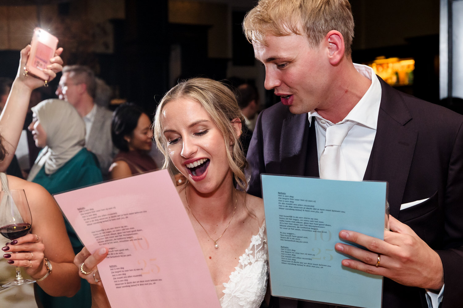 bruidspaar zingt tijdens avondfeest