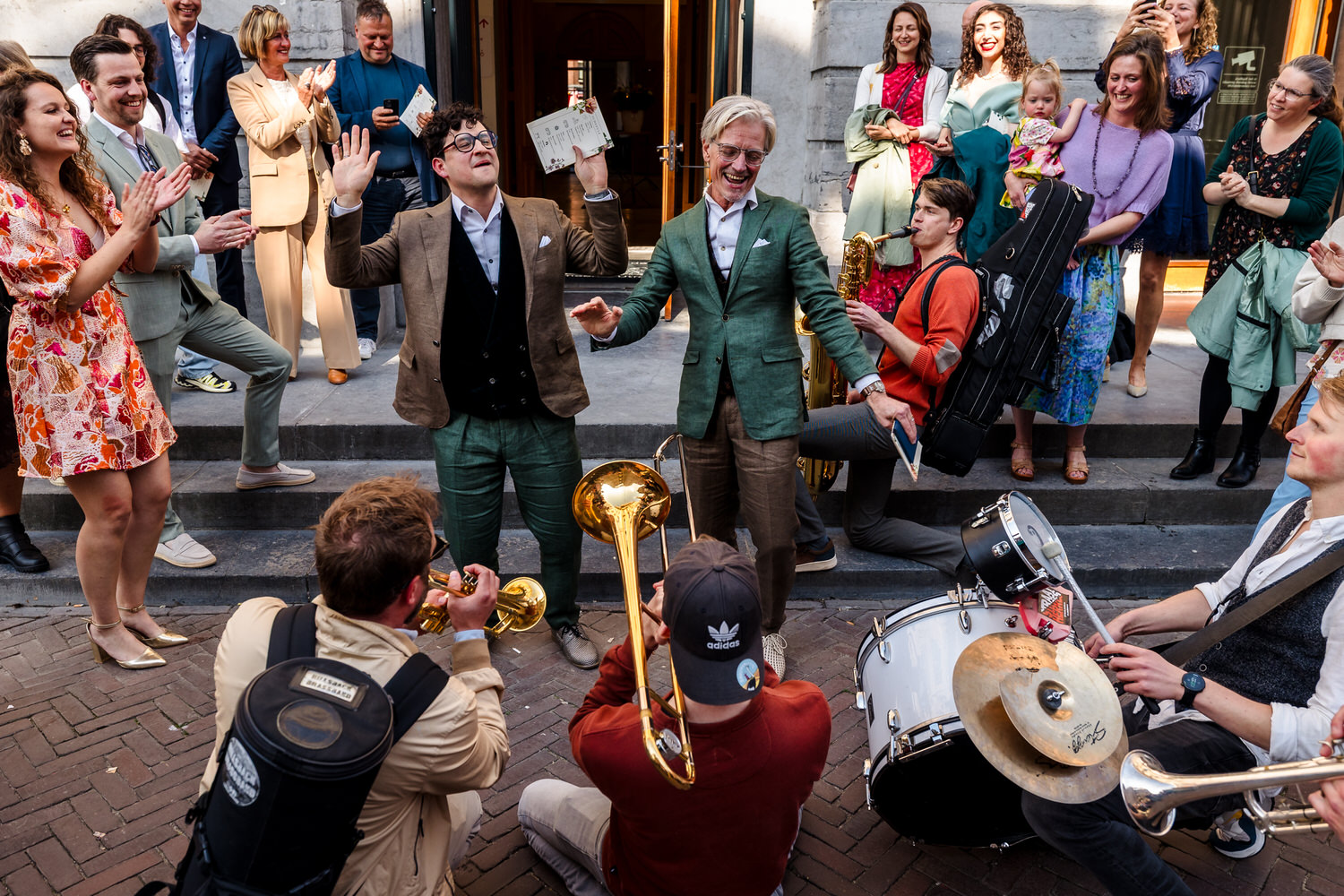 bruidspaar verlaat juichend het gemeentehuis