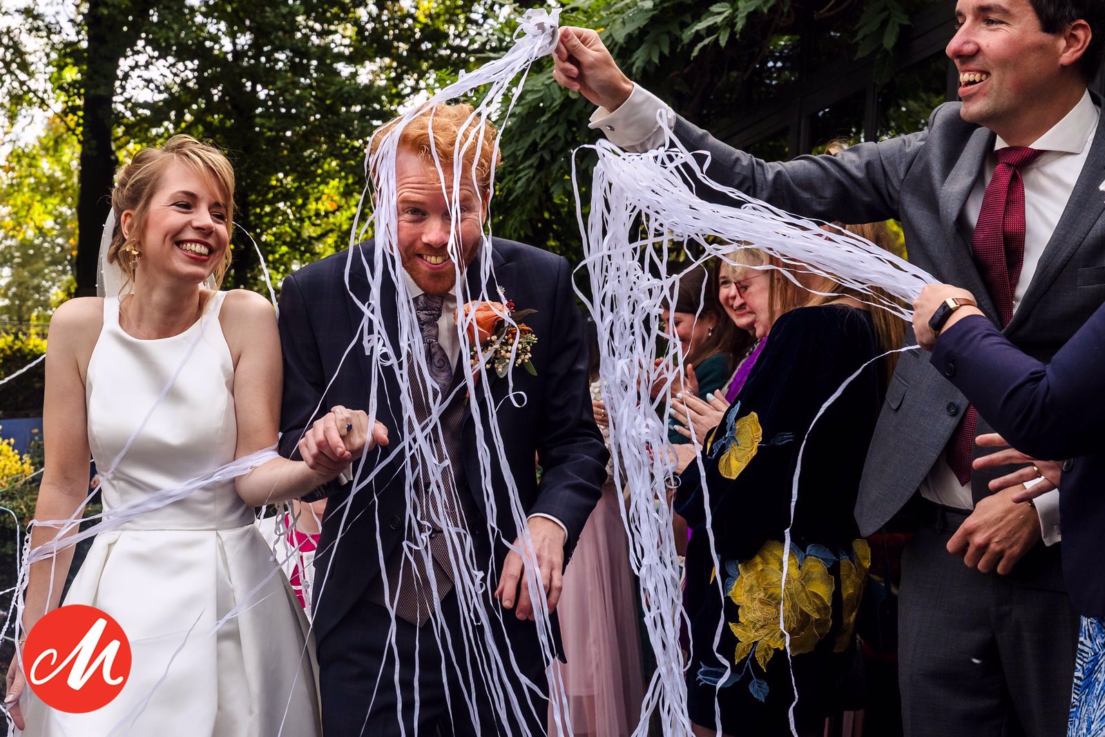 bruidspaar loopt door confetti bij landgoed brakkesteyn in nijmegen