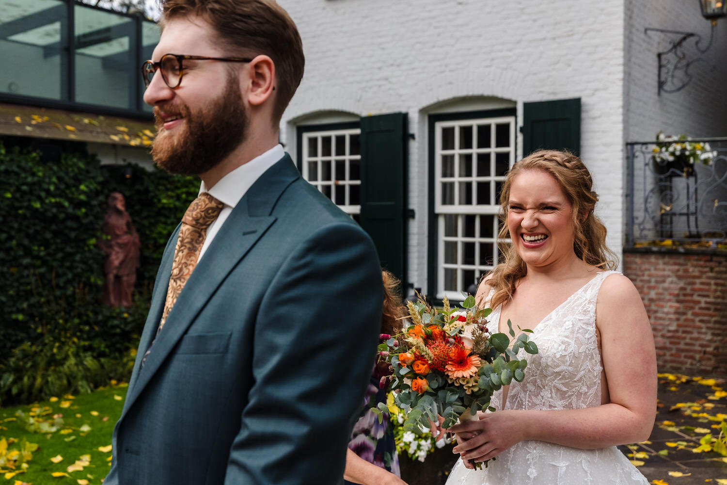 first look van bruidspaar in kasteeltuin van groot buggenum