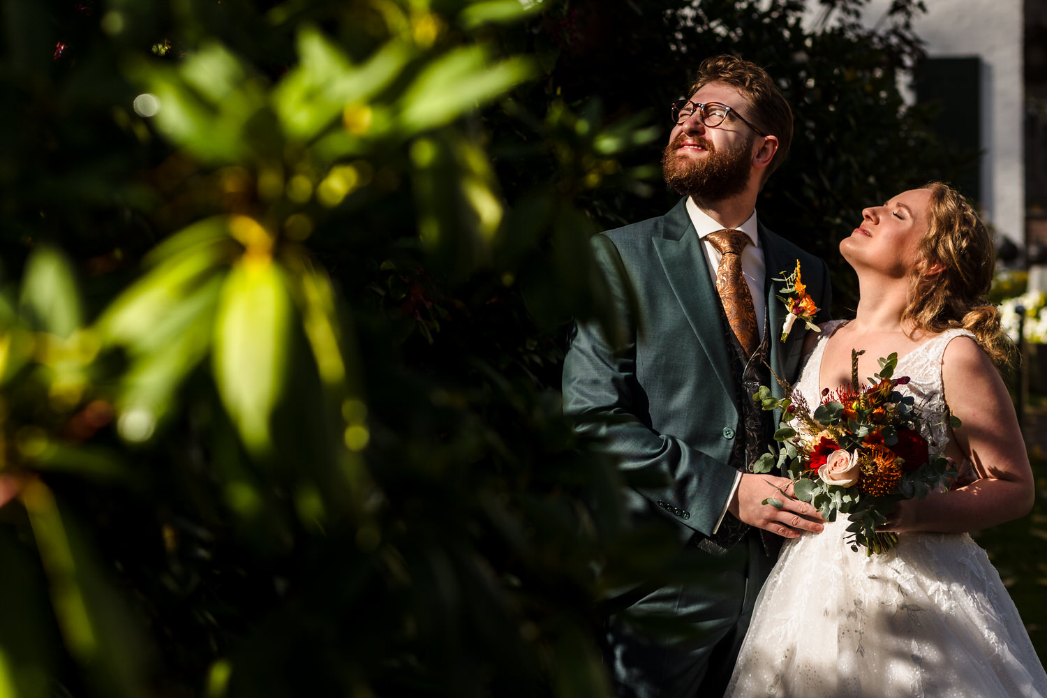 bruidspaar geniet van de zon in de tuin van kasteel groot buggenum