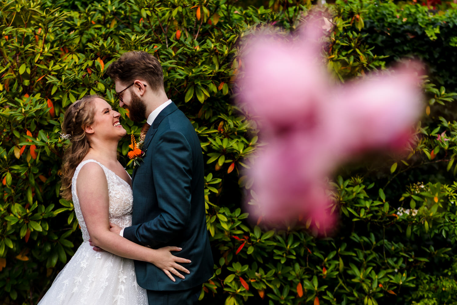 bruidspaar met bloem op de voorgrond