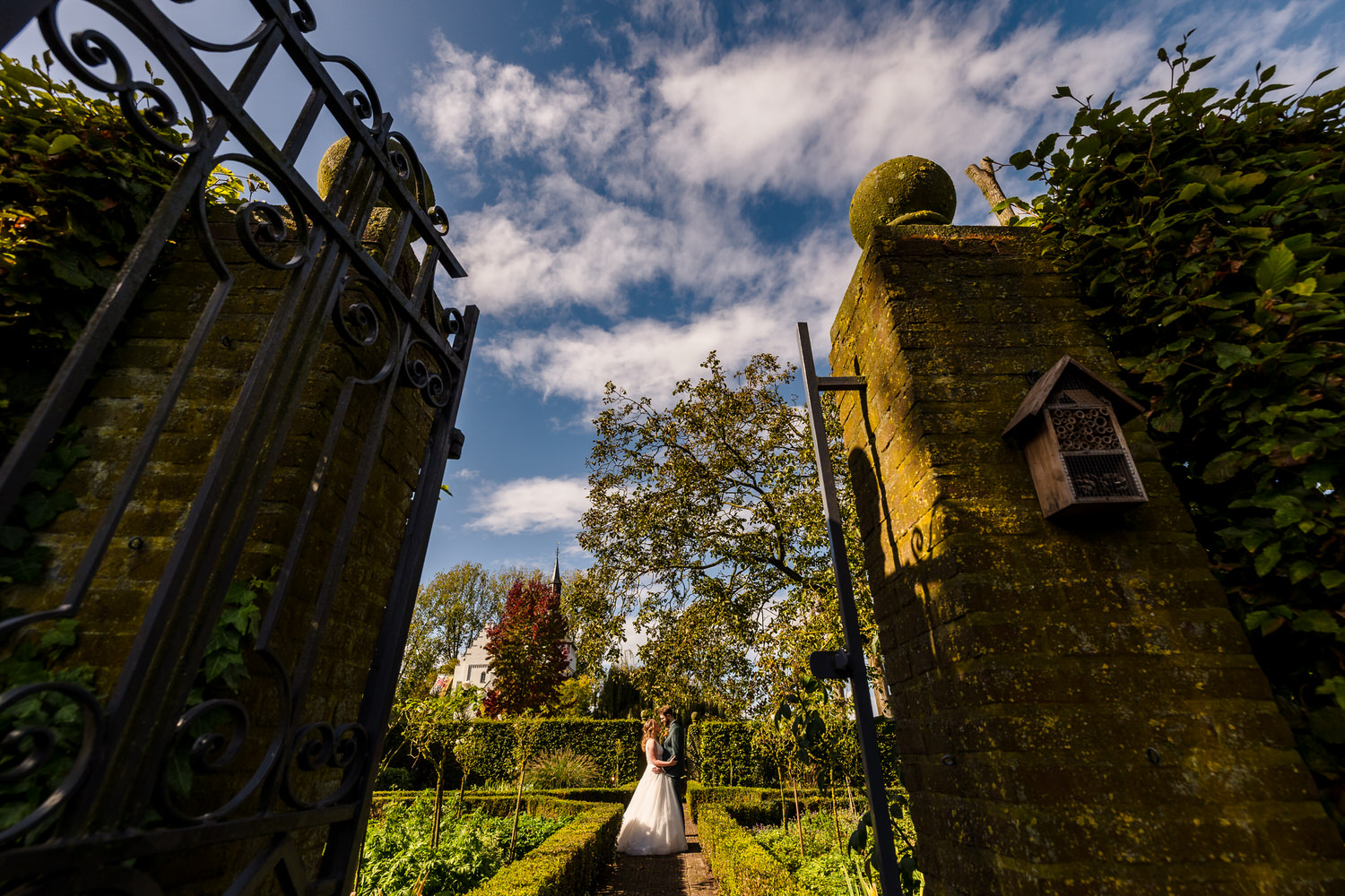bruidspaar in de tuin van kasteel groot buggenum