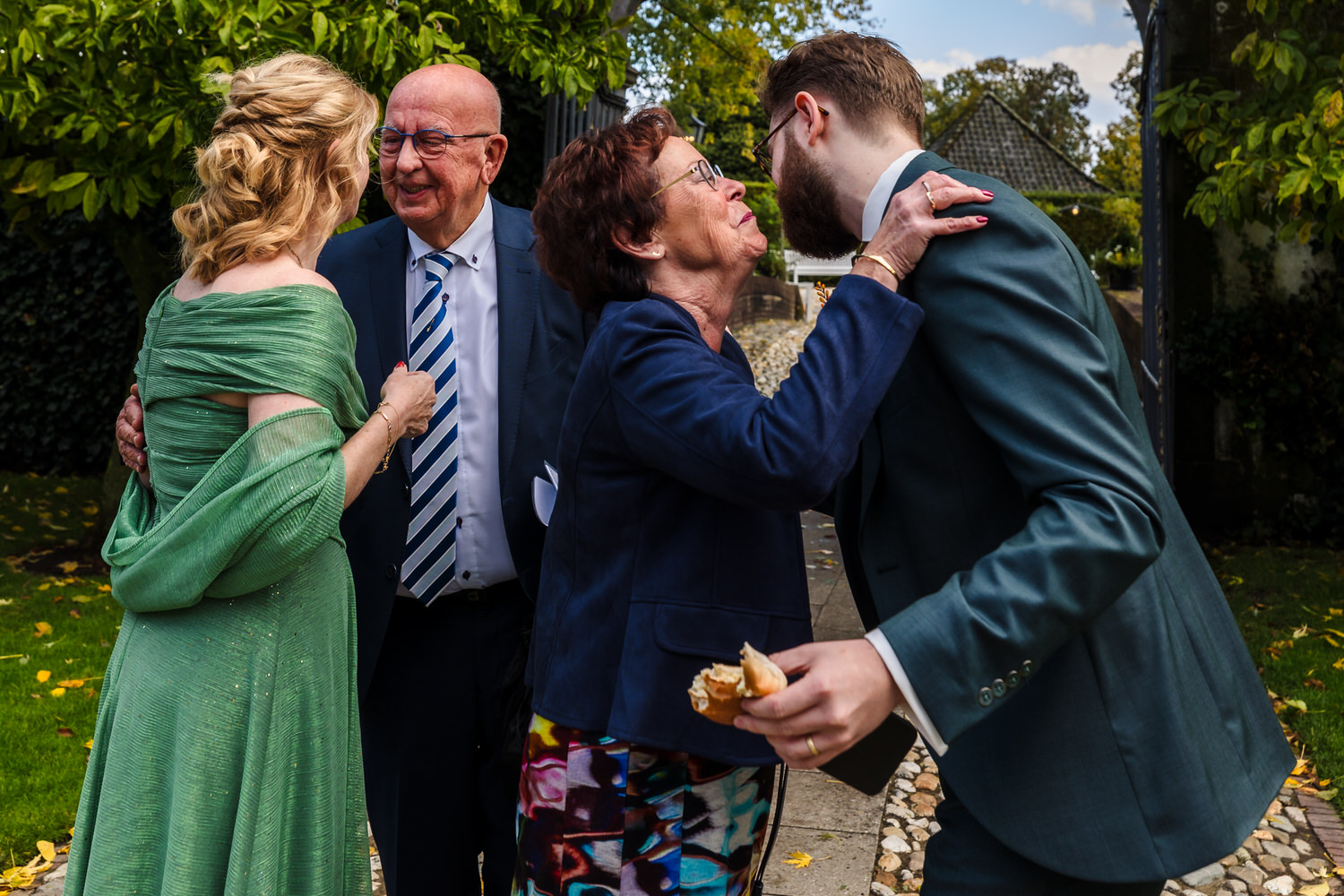 aankomst van gasten op een bruiloft