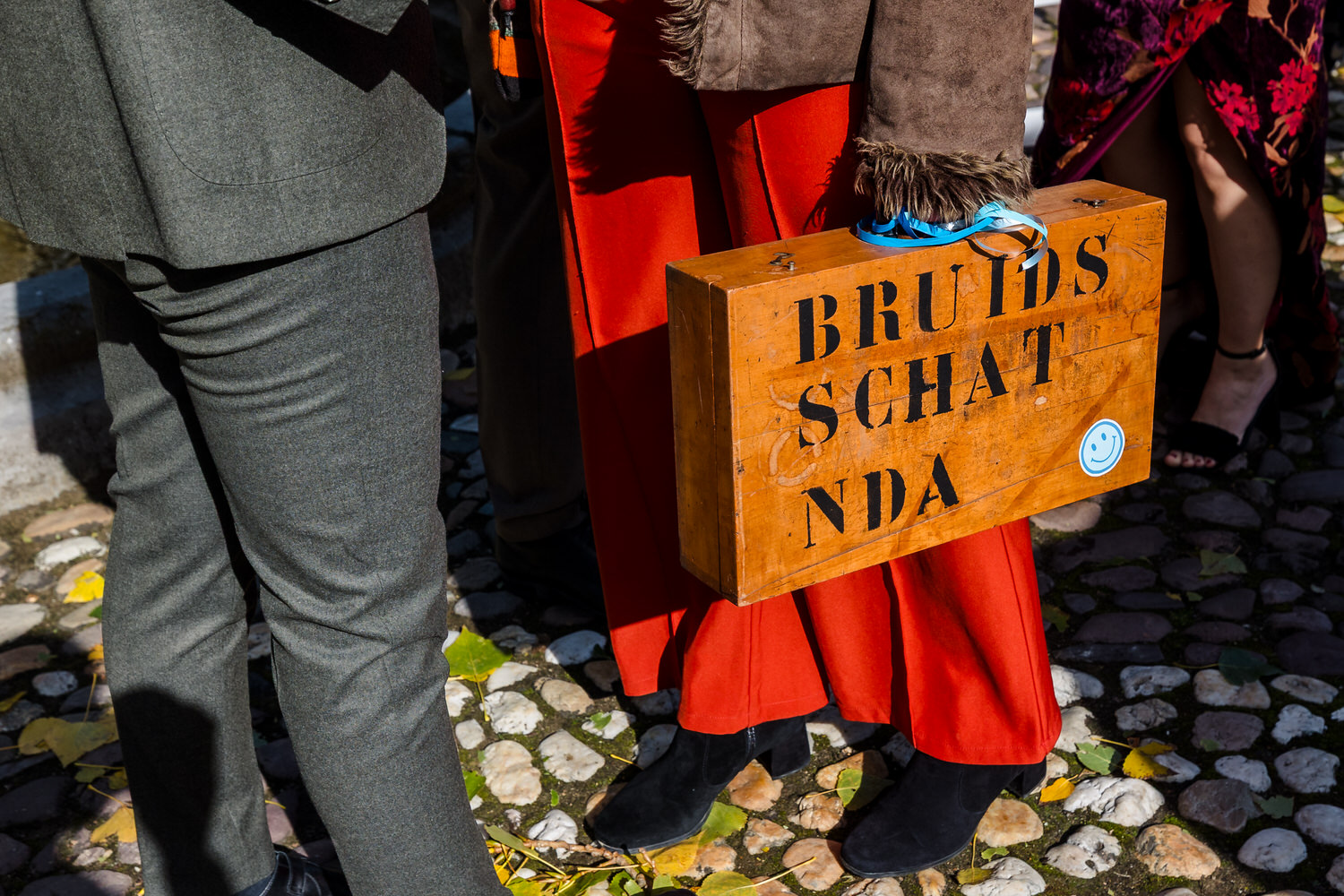 detail van de aankomst van een bruidsgast met een koffer vol cadeaus