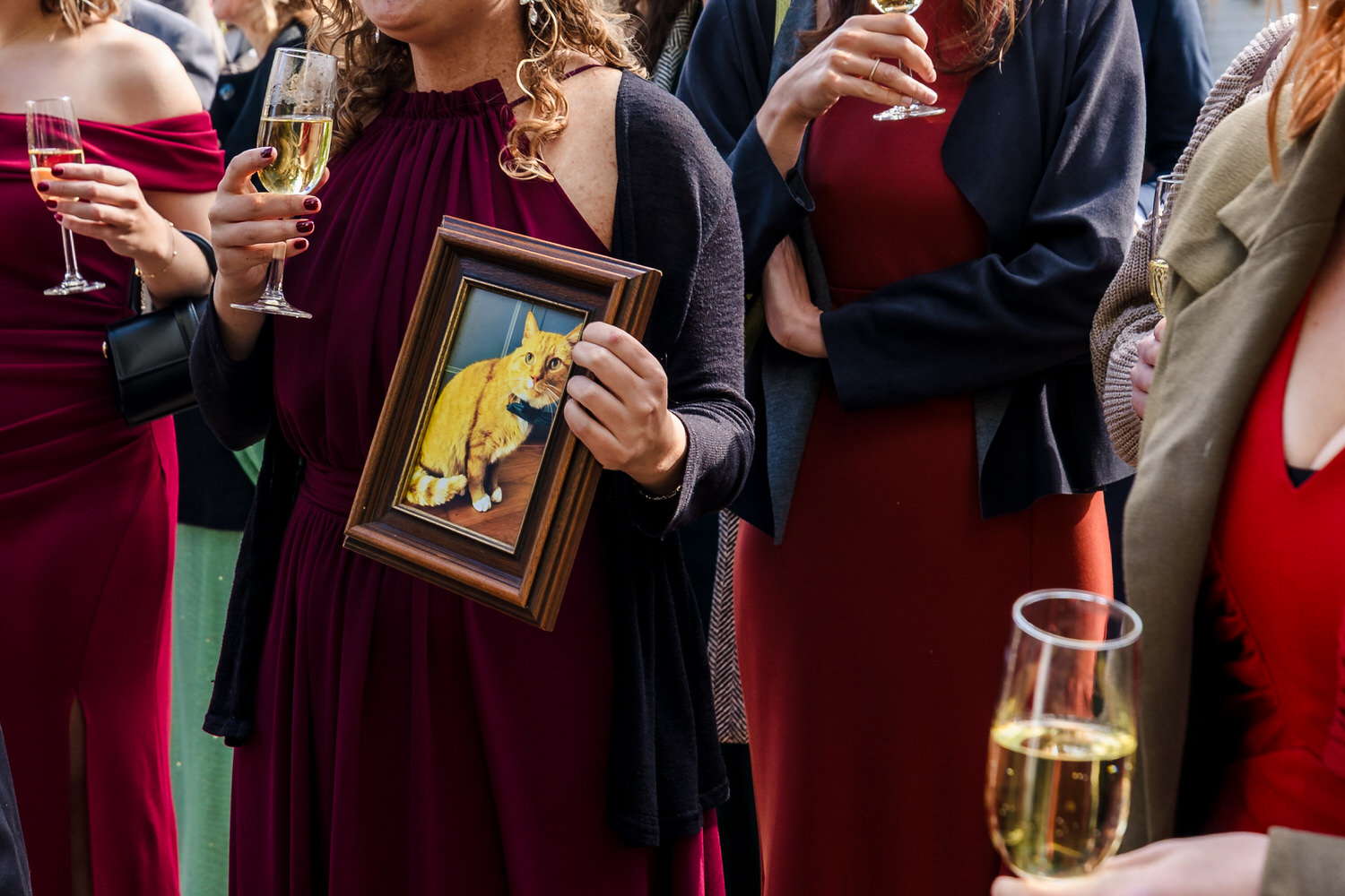 bruiloftsgasten dragen champagne en cadeaus