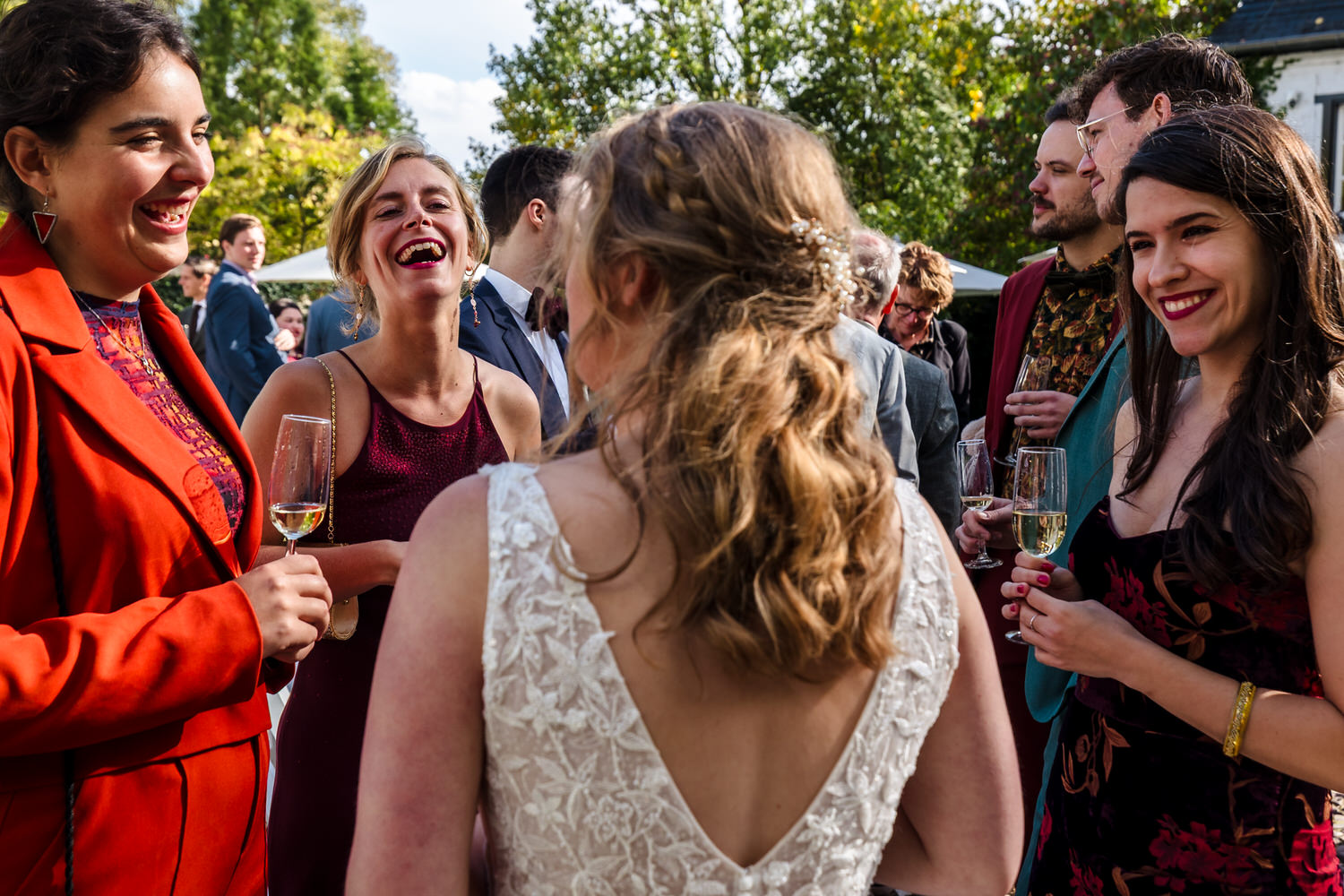 bruid met vriendinnen tijdens de receptie