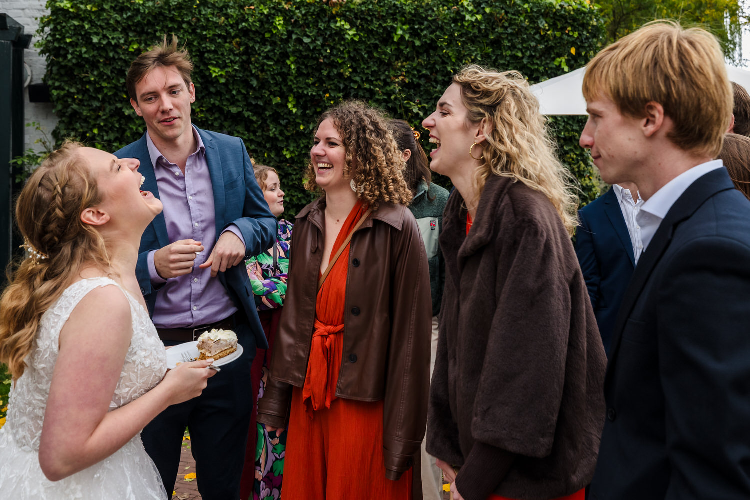 bruid met gasten tijdens receptie