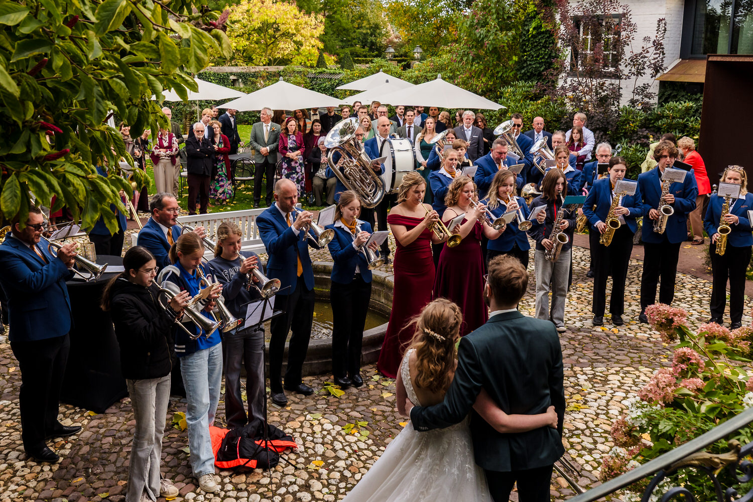 optreden van de fanfare tijdens de receptie van een bruiloft op kasteel groot buggenum in midden-limburg