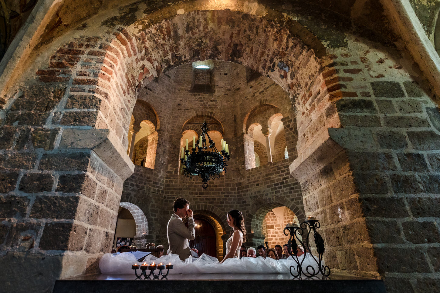 trouwceremonie in donkere kapel met flitslicht