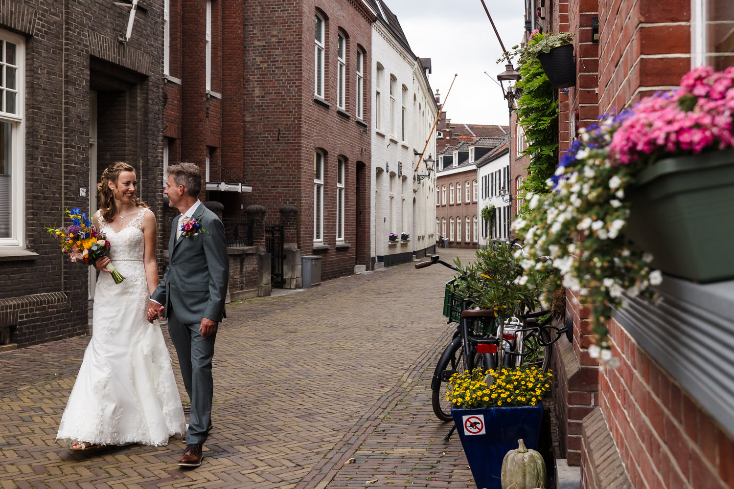 bruid en bruidegom wandelen door de binnenstad van sittard