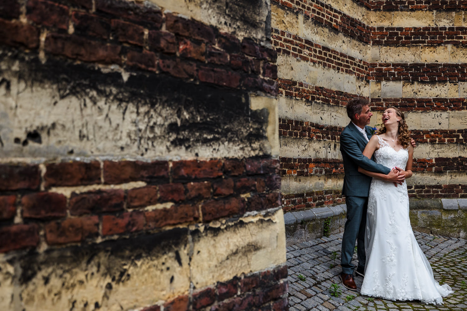 portret van bruidspaar bij de petruskerk in sittard