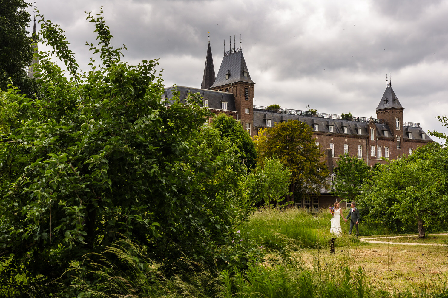 bruidspaar wandelt langs het Ursulinenklooster in Sittard