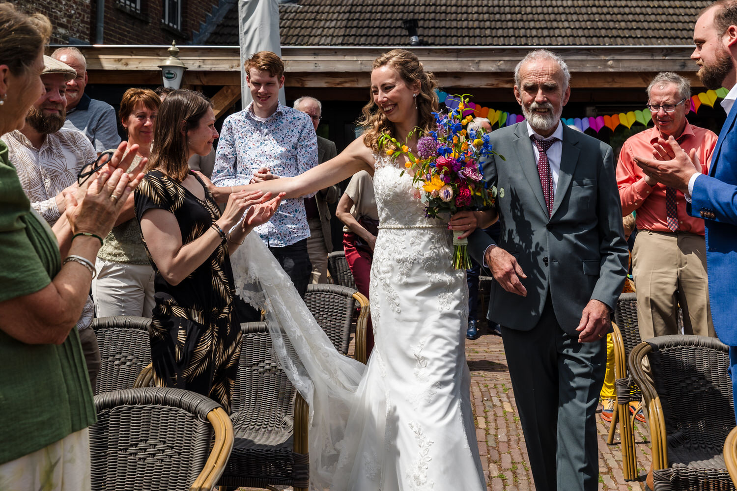 opkomst van het bruidspaar tijdens een bruiloft bij de vief heringe in sittard
