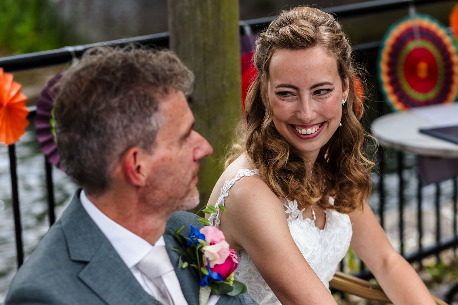 bruid lacht naar bruidegom