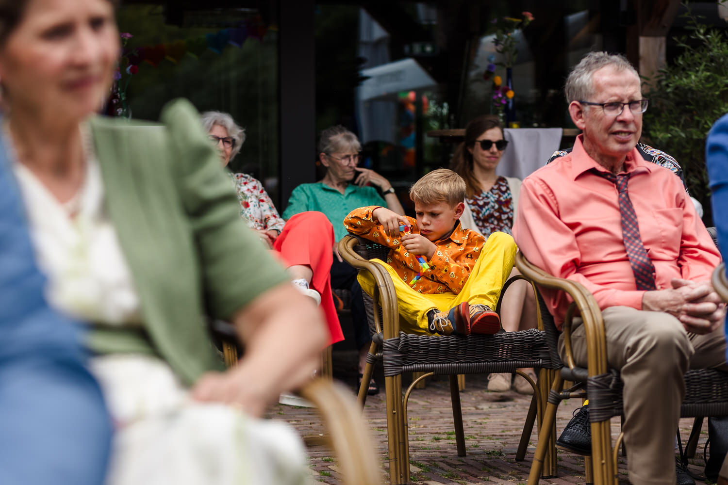 kleine gast tijdens de ceremonie van een bruiloft