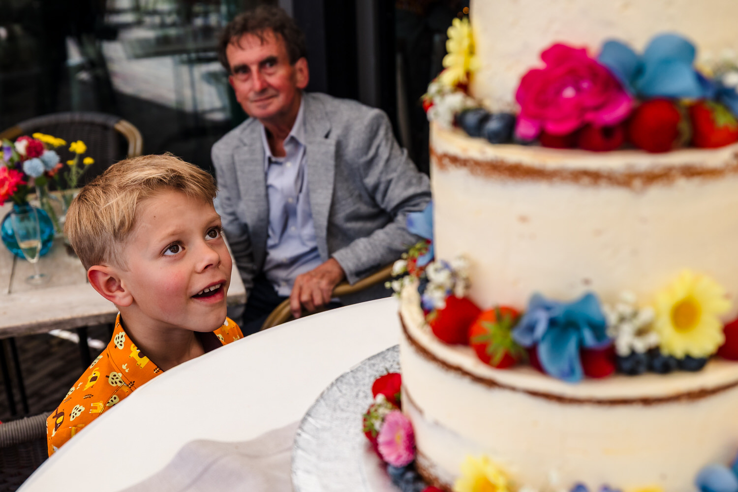 jongetje kijkt naar bruidstaart